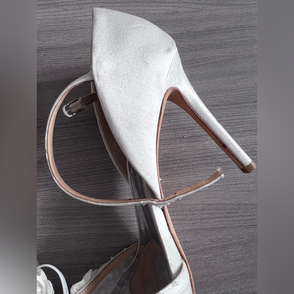 Badgley Mischka Ivory Floral Heels - Picture 4 of 10